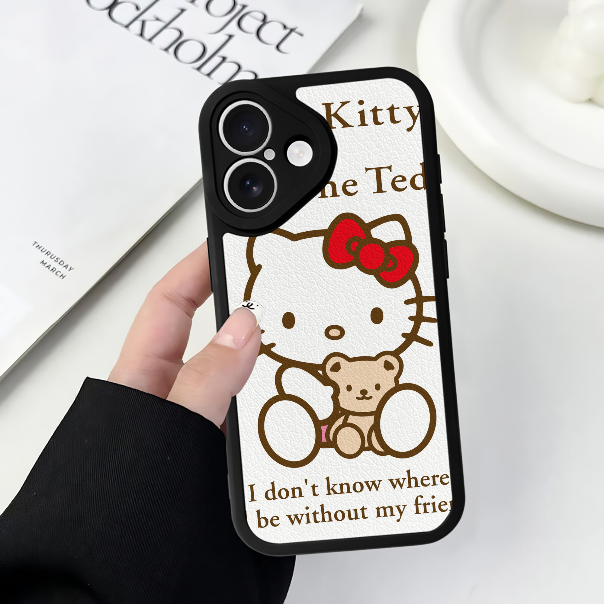 （画像用） Hello Kitty ハローキティ 【iPhone 16シリーズ対応】シリコンスマホケース（レザー調） 材質：シリコン